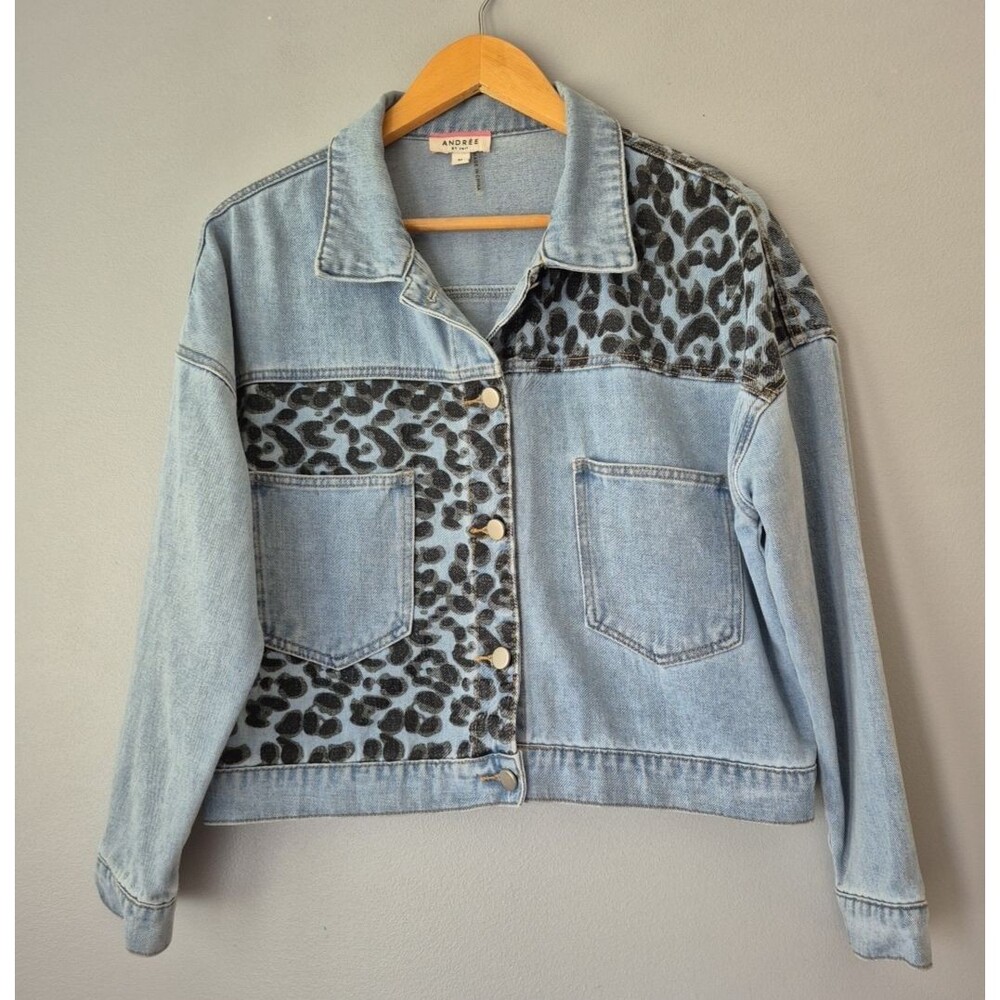 Andree by Unit Long Sleeve Collared Cropped Cheetah Denim Jean Jacket Womens MED